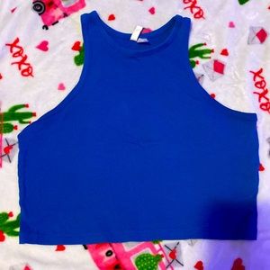 crop top, bed time shirt and the color is blue, it’s by h&m and the size is Xl